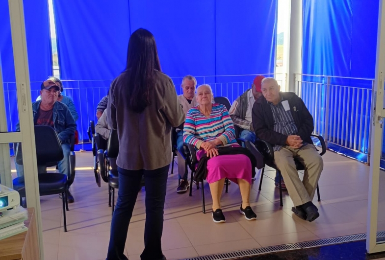 Psicóloga Danyelle durante atividades com o grupo