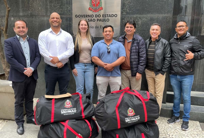 Representantes das entidades esportivas e  lideranças regionais na sede da Secretaria  de Esportes do Estado de São Paulo