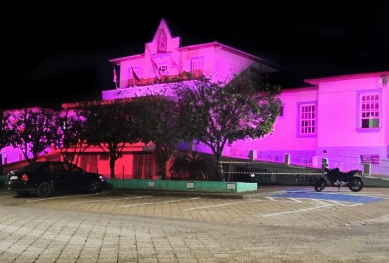 Santa Casa de Fartura ficará o mês todo iluminada na cor rosa