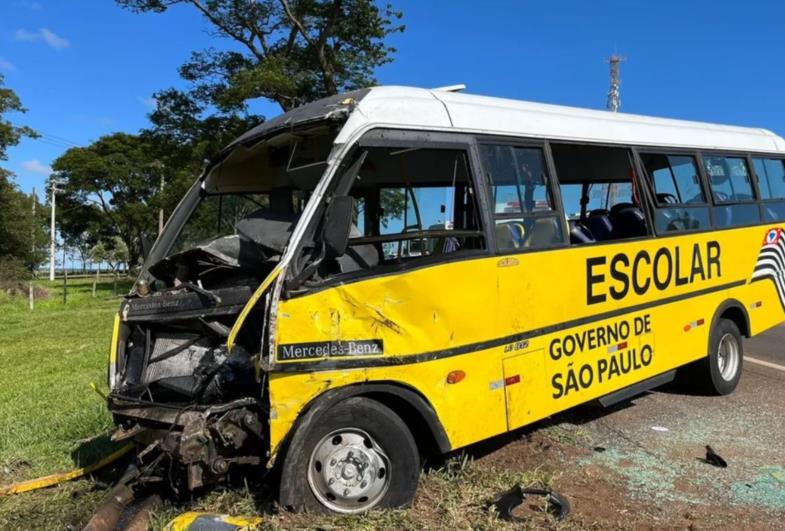 Batida entre ônibus escolar e caminhão-tanque deixa três feridos