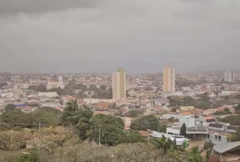 Vendaval com ventos de 90 km/h causa destruição em Avaré e deixa rastro de estragos em cidades da região