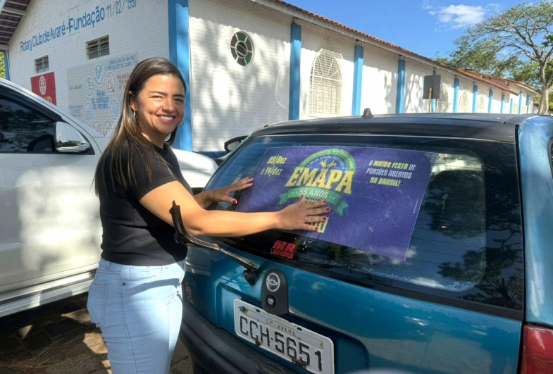 Secretária de Cultura, Thaís participando do adesivaço