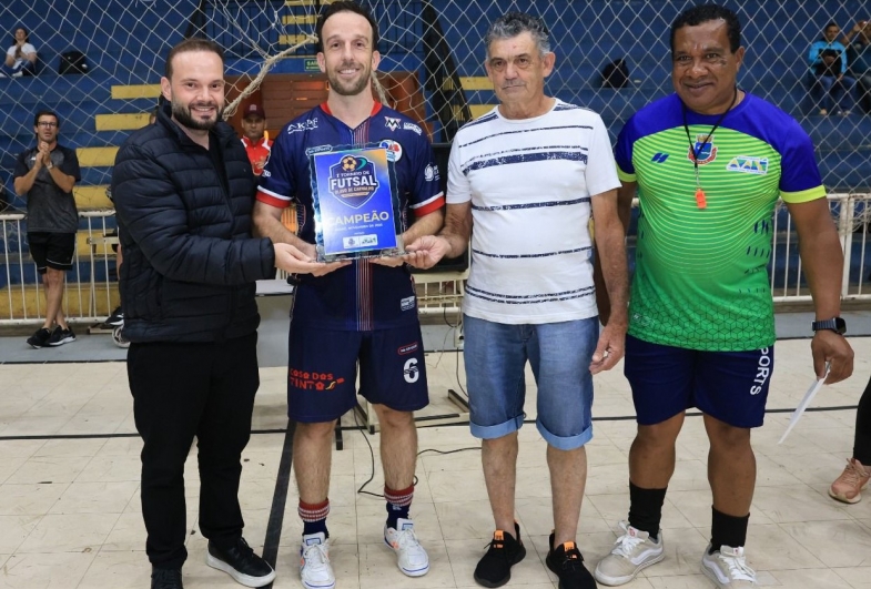 Servidor Olavo com o secretário Bagaceira e o vereador Pedro Fusco na entrega do prêmio