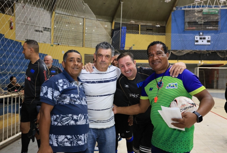 Servidor Olavo, de camisa branca, foi homenageado no torneio