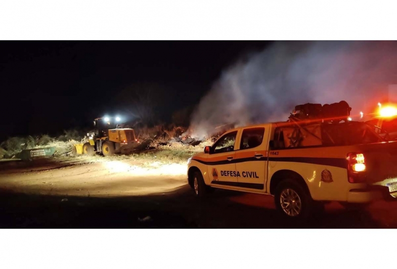 Fogo mobilizou equipes do Corpo de Bombeiros e da Defesa Civil