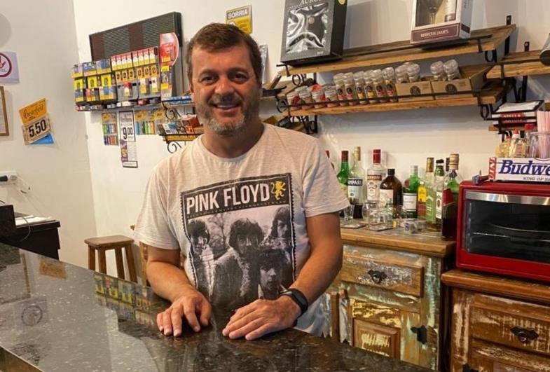 Empório Barão homenageia  rua estampando seu nome 