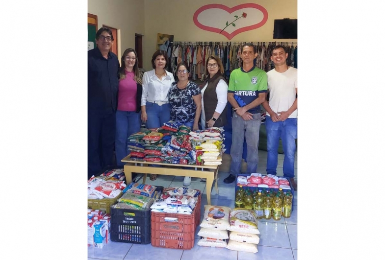 Ivo, Julia Reis, primeira- dama Elisangela Souza, Vitória, Deucelia, Milton e  André