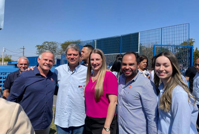 Prefeito de Taguaí Edinho Fundão, Governador Tarcisio de Freitas, Presidente da Câmara Regina Bergamo, prefeito de Chavantes Luiz Filipe e primeira-dama de Chavantes Stéfani