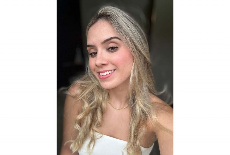 Fisioterapeuta Tamires Sella ministra aula de pilates