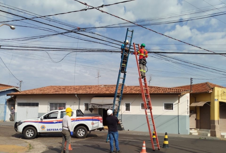Governo Roberto Araujo segue com trabalho de remoção de fios irregulares em Avaré