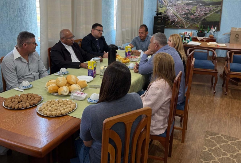 Um café da manhã foi oferecido às autoridades eclesiásticas