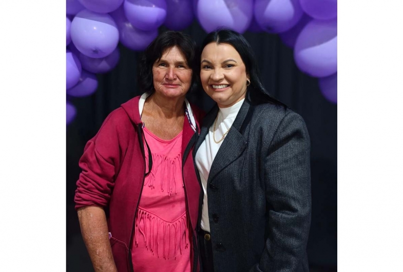 Valdirene Amorim com a  moradora Suzana Camargo