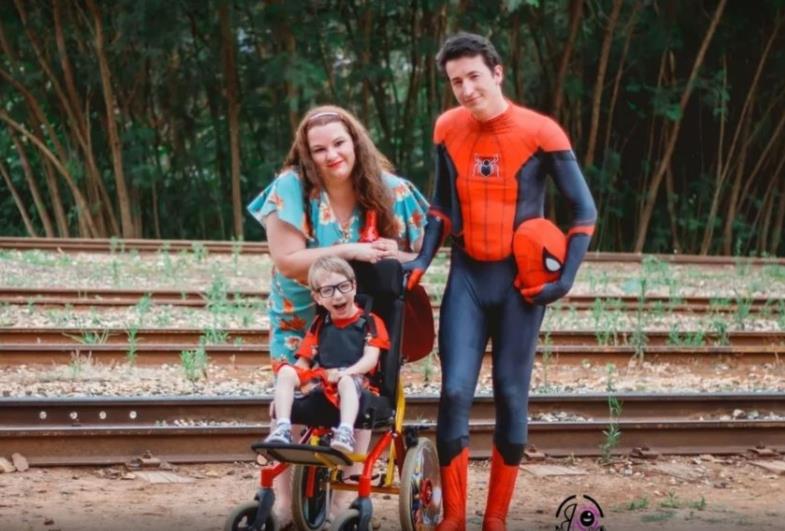 Família faz vaquinha online para pagar cirurgia na coluna de criança com paralisia cerebral em Itapeva