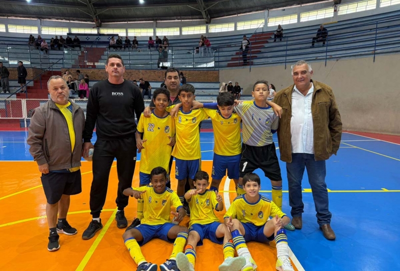 Vereador Paulinho, prefeito João junto com  a equipe de futsal e comissão técnica