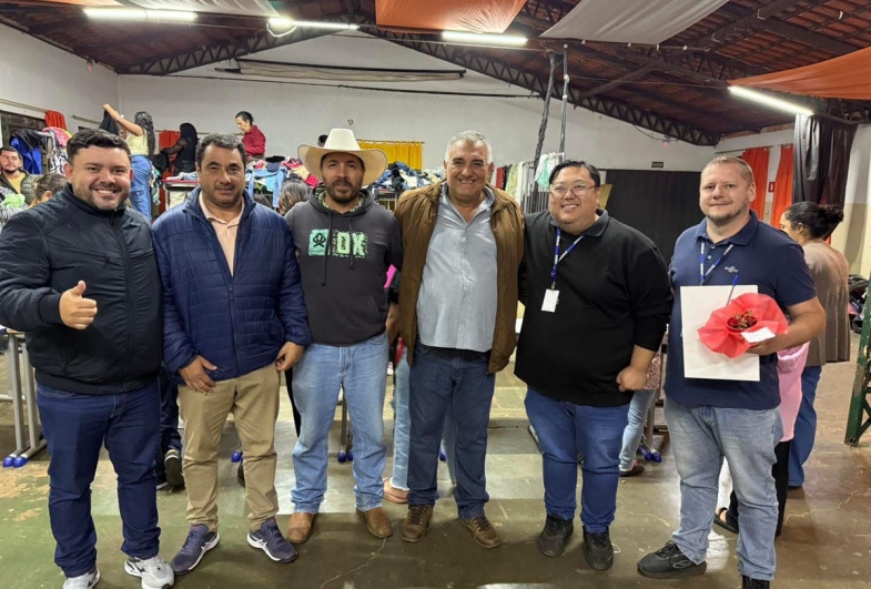 Vereador Rodrigo Bongo, vereador Paulinho, vice-prefeito  Gango, prefeito João e representantes do Sebrae