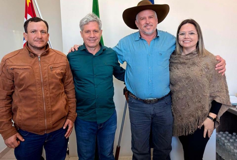 Vereador Valtinho Fonseca, Paulo Teixeira, prefeito  Val Boiadeiro e vereadora Karen Tantini