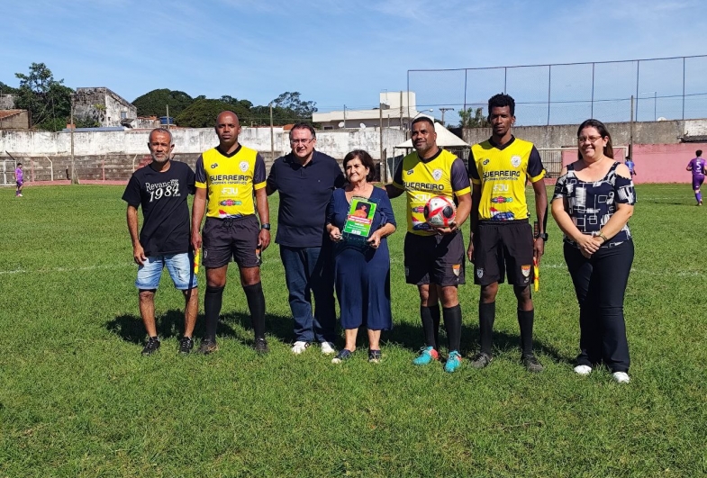 Vereadores, com árbitros, prefeito Roberto Araujo e a mãe Dona Marlene