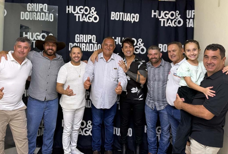 Vereadores Paulinho, Rodrigo e Diego, junto com Célio  Silva, Hugo & Tiago, prefeito João e vice Gango