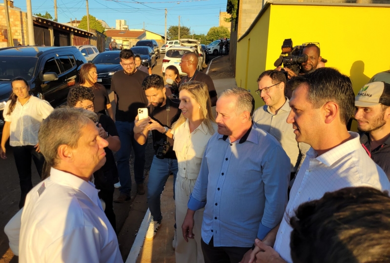 O governador do estado Tarcísio Freitas sendo recebido pelo prefeito  Edinho Fundão, a primeira-dama Pety o vice-prefeito Rafael Corona