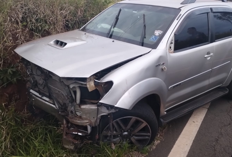 Criminoso rouba caminhonete com vítima dentro e bate carro durante fuga em Avaré