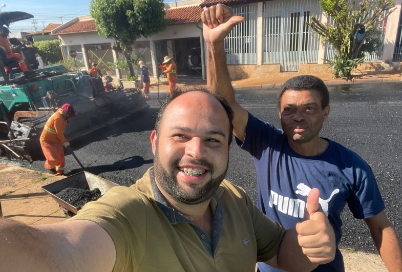 Carlinhos do Povo com morador de Taguaí