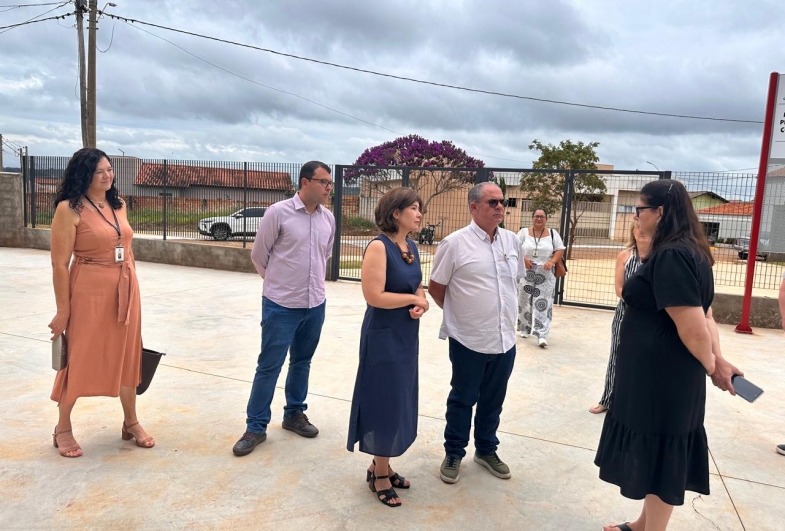 No primeiro dia letivo, autoridades visitam o espaço  externo da Escola Hézion Correa Custódio