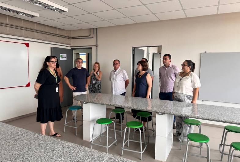 Autoridades visitam o laboratório da  escola durante o primeiro dia de aulas