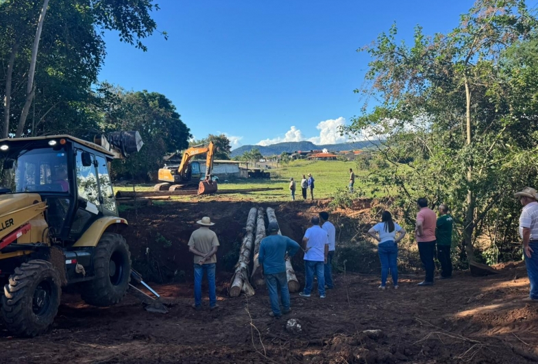 Prefeito Marcos acampanhando a obra da ponte provisória