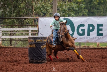 Pequeno no tamanho, gigante na arena: menino de 7 anos leva o nome de Avaré ao pódio em Lençóis Paulista