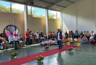 Apae de Fartura realiza desfile de roupas recicladas