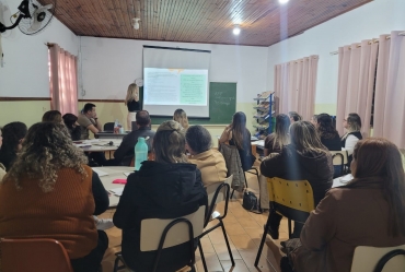 Capacitação sobre comunicação aumentativa e alternativa é realizada no CAEE em Taguaí