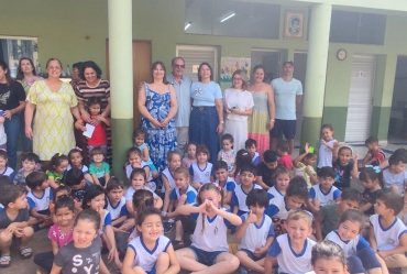 Prefeito Marcão do Haras de Fartura entrega uniformes escolares com economia significativa aos cofres públicos