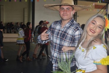 Colégio Cefar-Anglo finaliza semestre com festa junina