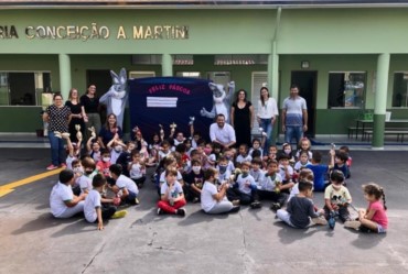 Fartura entrega 1.750 ovos de Páscoa para alunos da rede e de centros filantrópicos