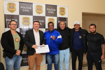 Polícia Civil entrega à Prefeitura veículo apreendido do tráfico para uso no esporte