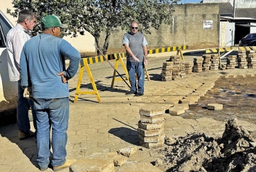 Prefeito Marcão do Haras acompanha obras de relajotamento no Jardim da Serra II, em Fartura