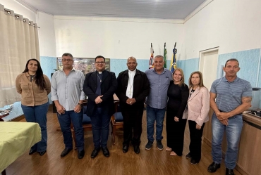 Bispo Dom Eduardo e padre Paulo visitam a prefeitura de Sarutaiá 