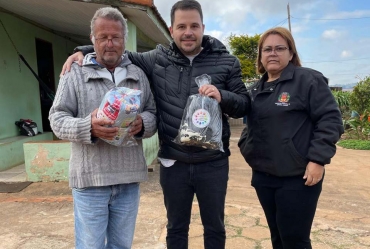 Cel Macedo entrega cobertores a famílias do bairro São Bernardo