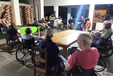Grupo de Violeiros se  apresentam no Asilo de Timburi