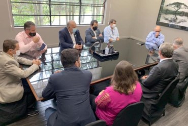 Prefeito de Timburi busca parceria com o Estado para doar cestas básicas ás famílias