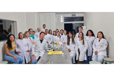 Estudantes da FIT de Taguaí realizam prática de tipagem sanguínea