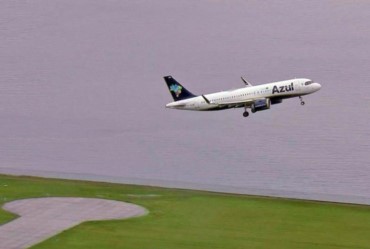 Anac autoriza Azul e Gol a voar com menos comissários em voos após avanço da ômicron impactar tripulações; Latam também pediu