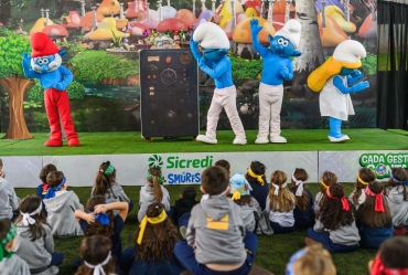 Caravana Sicredi & Smurfs leva educação ambiental para 17 mil crianças do Paraná e São Paulo
