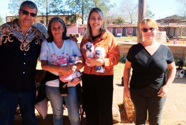 Primeira-dama de Avaré doa 150 cobertores para animais da entidade Amor de Quatro Patas