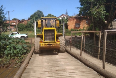 Secretaria de Obras realiza manutenção e melhorias em ponte provisória