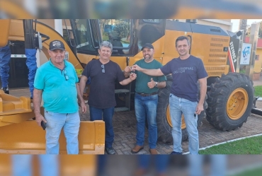 Prefeitura de Taguaí recebe patrol do Governo do Estado para fortalecer a manutenção das estradas rurais