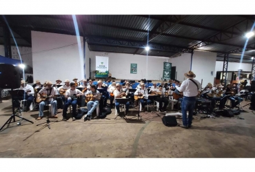Violeiros e violeiras de Timburi se apresentam na Orquestra Regional de Viola Caipira