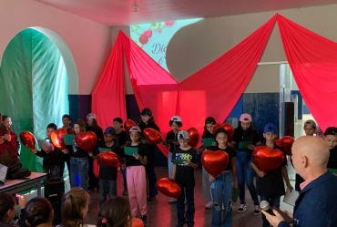 Dia das mães é comemorado em Timburi na escola Gilda Zanforlin dos Reis Thosi Professora