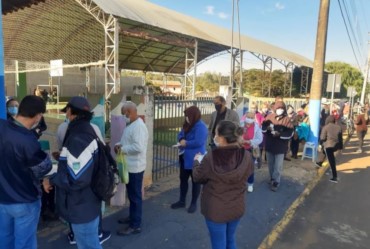 Munícipes fazem fila de madrugada para esperar vacina 