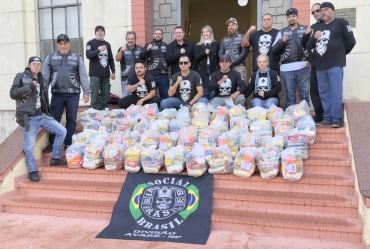 Insanos MC doa cestas básicas ao Fundo Social de Avaré